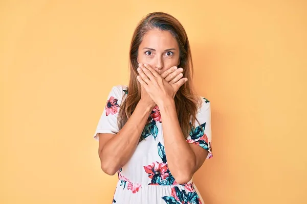 Medioevo Donna Ispanica Indossa Casual Abito Floreale Scioccato Che Copre — Foto Stock