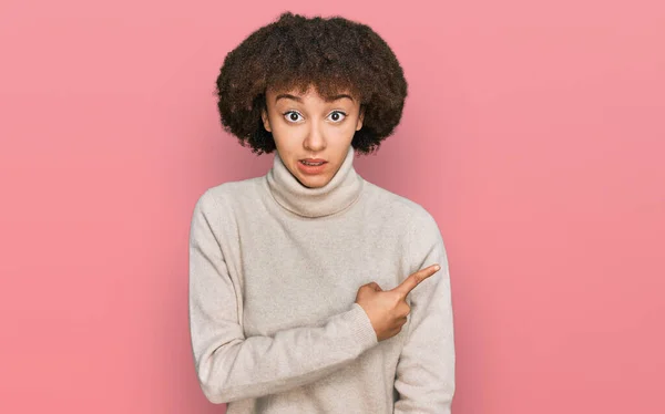 Giovane Ragazza Ispanica Indossa Maglione Invernale Lana Indicando Parte Preoccupato — Foto Stock