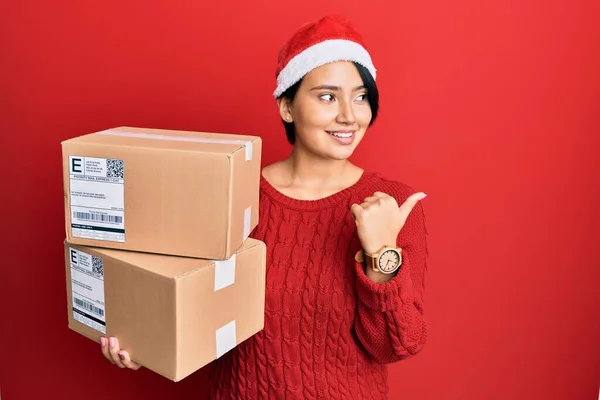 Piękna Młoda Kobieta Krótkimi Włosami Nosząca Świąteczny Kapelusz Trzymająca Pakiety — Zdjęcie stockowe