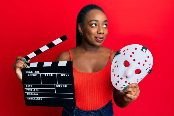 Genç Afro Amerikalı Kadın Elinde Video Film Klasörü Korku Maskesi — Stok fotoğraf
