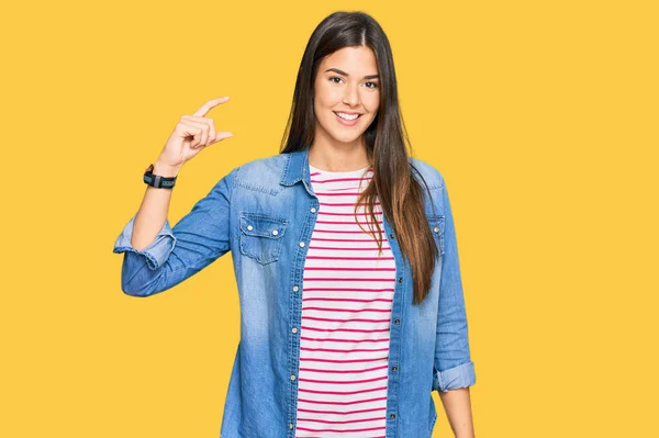 Joven Morena Vestida Con Ropa Casual Sonriente Con Gesto Confiado — Foto de Stock