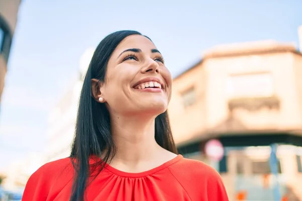 Jovem Menina Latina Sorrindo Feliz Andando Cidade — Fotografia de Stock