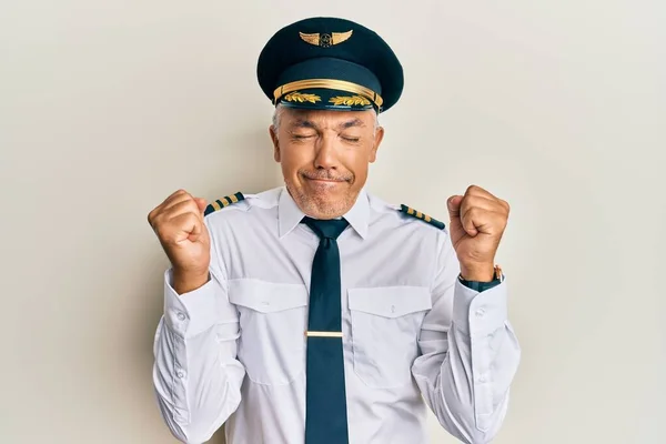 Schöner Mann Mittleren Alters Der Flugzeugpilotenuniform Trägt Und Mit Erhobenen — Stockfoto