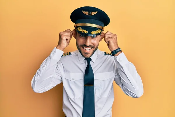 Hombre Hispano Guapo Vistiendo Uniforme Piloto Avión Sonriendo Tirando Las —  Fotos de Stock