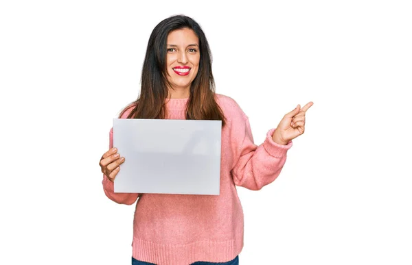 Mooie Latijns Amerikaanse Vrouw Houdt Lege Banner Glimlachend Gelukkig Wijzend — Stockfoto