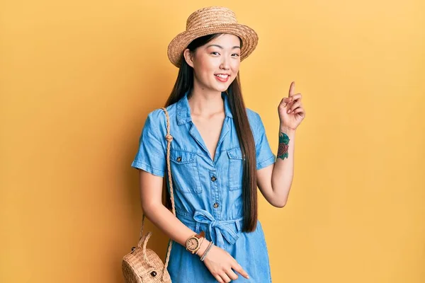 Junge Chinesin Trägt Sommermütze Mit Einem Breiten Lächeln Gesicht Und — Stockfoto