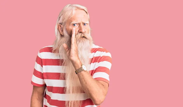 Velho Homem Sênior Com Cabelos Grisalhos Barba Comprida Vestindo Tshirt — Fotografia de Stock