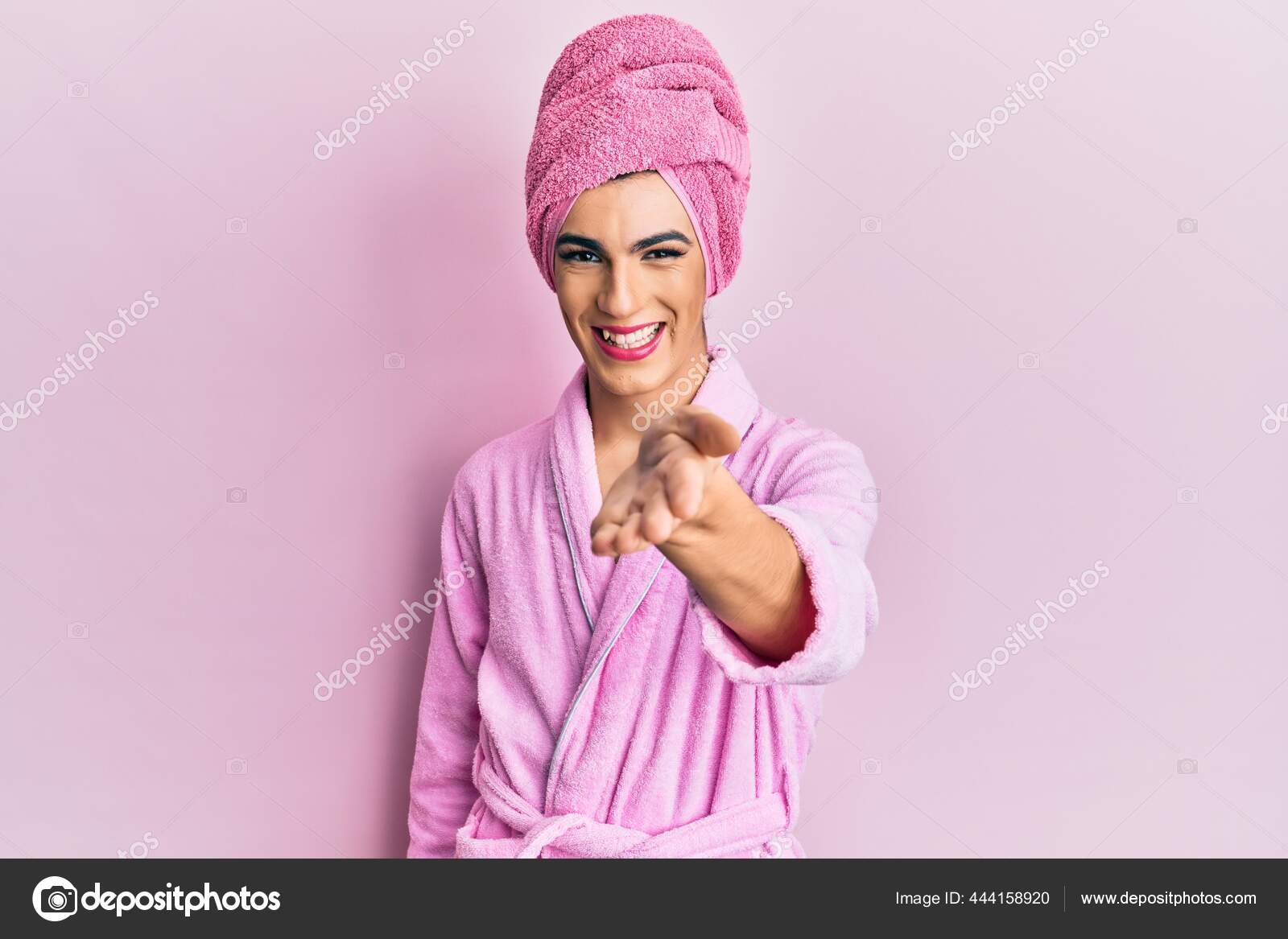 Joven Hombre Vistiendo Mujer Maquillaje Usando Toalla Ducha Cabeza Albornoz:  fotografía de stock © Krakenimages.com #444158920