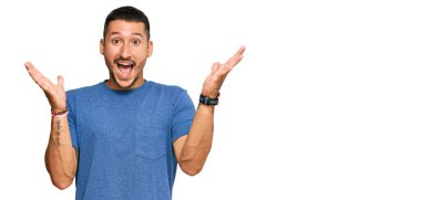 Dövmeli yakışıklı bir adam sıradan kıyafetler giyip çılgınlığı kutluyor ve başarıya hayret ediyor. Kolları açık, gözleri açık, heyecanlı çığlıklar atıyor. Kazanan konsept 