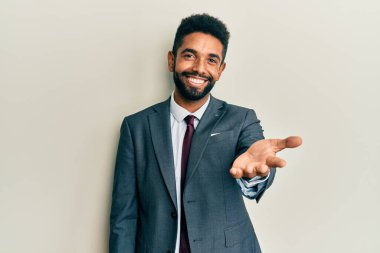 Yakışıklı, sakallı, takım elbiseli, kravatlı, neşeli gülümseyen, yardım eli uzatan ve kabul gören bir İspanyol.. 