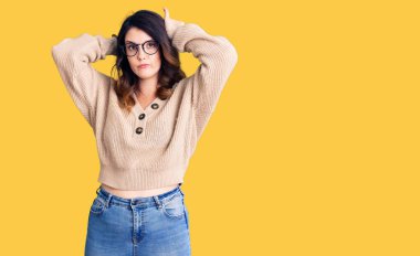 Güzel, genç, esmer, günlük kıyafetler ve gözlük takan, tavşan kulağı yapan, avuç içi hareketleriyle kuşkucu ve şüpheci görünen bir kadın. Paskalya tavşanı konsepti. 