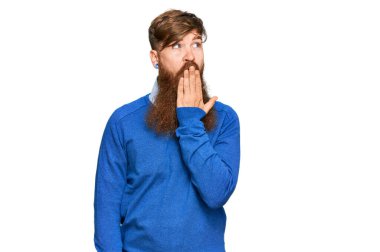 Sıradan kıyafetler giyen genç İrlandalı kızıl adam ağzıyla ağzını kapatmaktan sıkılmış. Huzursuz ve uykulu.. 