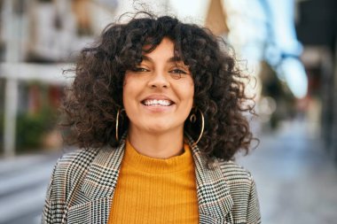 Genç İspanyol iş kadını şehirde mutlu mesut ayakta duruyor..