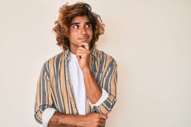 Gündelik kıyafetler giyen genç İspanyol adam şüphe üzerine yoğunlaşmıştı. Parmakları çenesinde ve yukarı bakıyordu. 