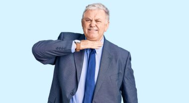 Yaşlı, gri saçlı, iş ceketi giyen, boğazını bıçak niyetine kesen, saldırganlığı şiddetle tehdit eden adam. 