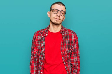 İspanyol genç adam günlük kıyafetler giyiyor. Uykulu ve yorgun görünüyor. Yorgun ve akşamdan kalma.. 