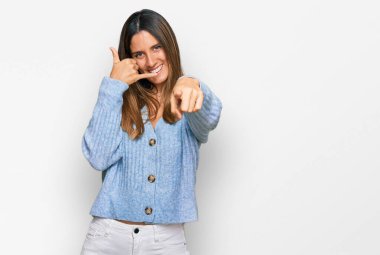 Günlük kıyafetler giyen, gülümseyen, telefonla konuşan ve seni işaret eden genç bir kadın. Ara beni.. 