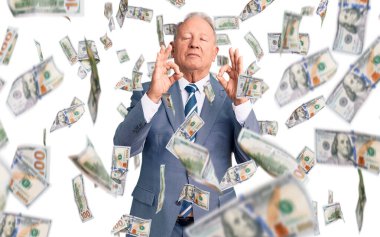 Kıdemli yakışıklı, gri saçlı, şık takım elbiseli, rahat ve gülümseyen, gözleri kapalı, parmaklarıyla meditasyon hareketi yapan adam. yoga konsepti.