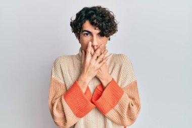 Sıradan bir kazak giyen İspanyol genç adam yanlışlıkla elleriyle ağzını kapatırken şok oldu. gizli kavram. 