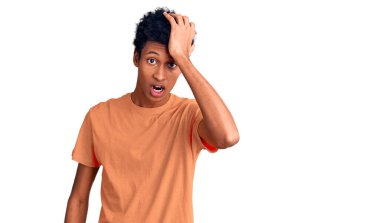 Gündelik giysiler giyen genç Afro-Amerikan bir adam hata sonucu el ele tutuşup şaşırdı. Hatayı unutmayın. Unuttum, kötü hafıza kavramı. 