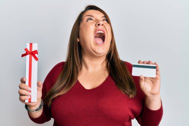 Güzel esmer ve elinde hediye olan iri yarı bir kadın kızgın ve kızgın çığlık atan öfkeli, öfkeyle bağıran bir kadın.. 