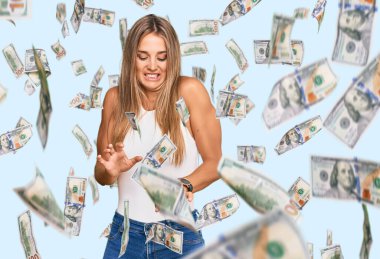 Kolsuz tişörtlü, sıradan giyinen genç sarışın kadın tiksindirici ve tiksindirici bir ifade takınıyor çünkü tiksinti tepkisi veriyor..