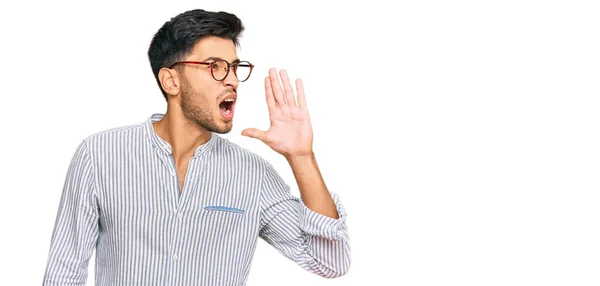 Joven Hombre Guapo Con Ropa Casual Gafas Gritando Gritando Fuerte —  Fotos de Stock