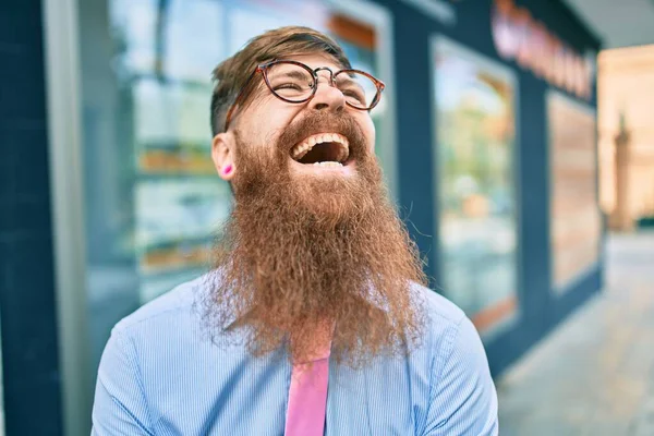 Jovem Empresário Ruivo Com Longa Barba Sorrindo Feliz Andando Cidade — Fotografia de Stock