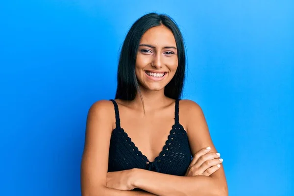 Genç Esmer Kadın Mavi Arka Plan Üzerine Yaz Tişörtü Giyip — Stok fotoğraf