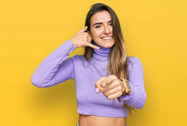 Jonge Latijns Amerikaanse Vrouw Casual Kleding Glimlachend Pratend Het Telefoongebaar — Stockfoto