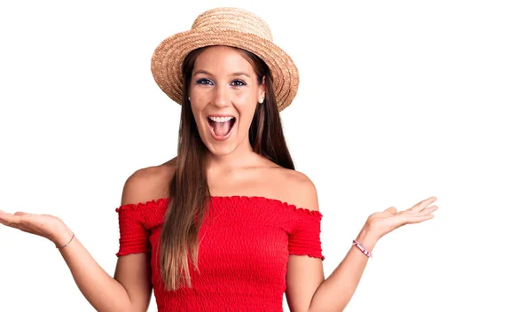 Joven Mujer Hispana Hermosa Con Sombrero Verano Celebrando Victoria Con —  Fotos de Stock