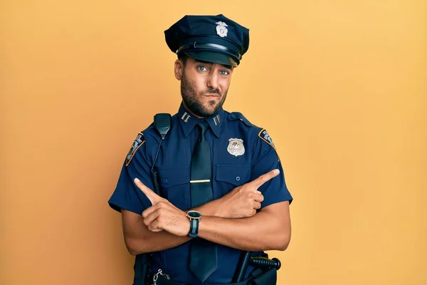 Snygg Hispanic Man Bär Polis Uniform Pekar Båda Sidor Med — Stockfoto