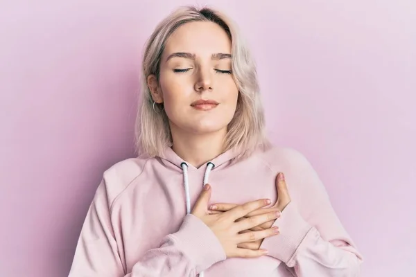 Jong Blond Meisje Casual Kleren Glimlachend Met Handen Borst Ogen — Stockfoto