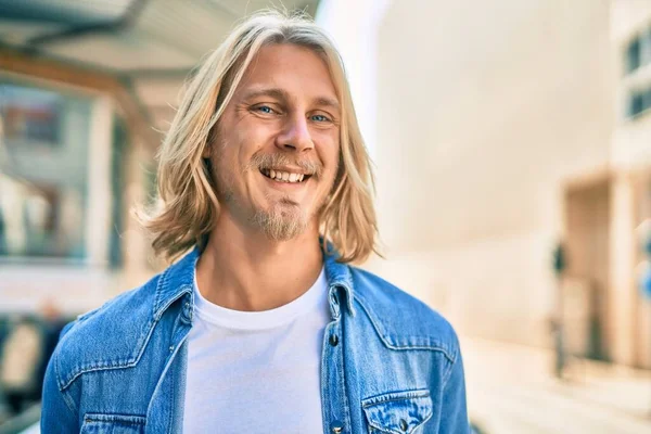 Junger Blonder Skandinavier Lächelt Glücklich Der Stadt — Stockfoto
