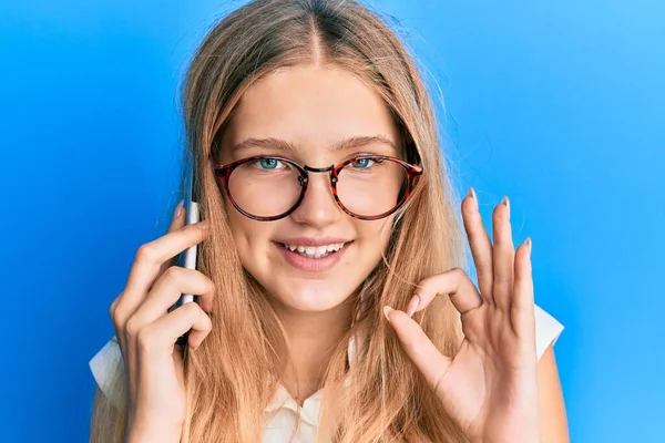 Menina Branca Jovem Bonita Ter Conversação Falando Smartphone Fazendo Sinal — Fotografia de Stock