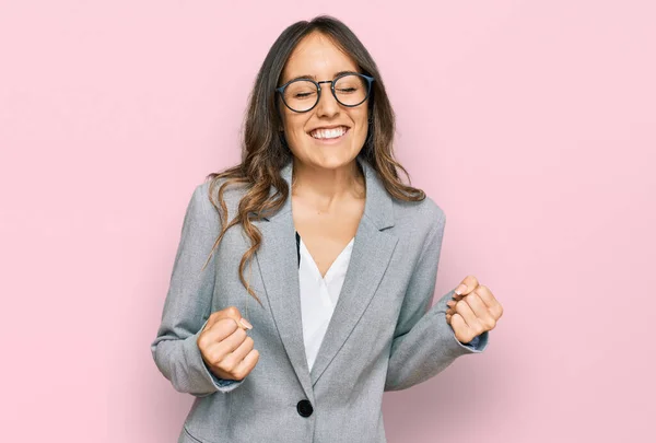 Junge Brünette Frau Businesskleidung Aufgeregt Für Den Erfolg Mit Erhobenen — Stockfoto
