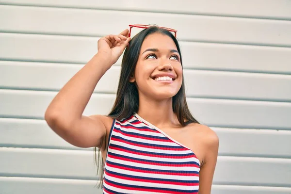 Mladý Latinsky Dívka Usměvavý Šťastný Chůze Město — Stock fotografie