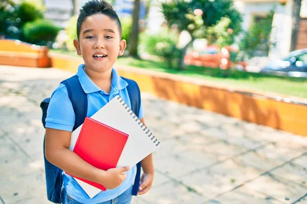 Schattige Student Jongen Glimlachend Gelukkig Holding Boek Straat Van Stad — Stockfoto