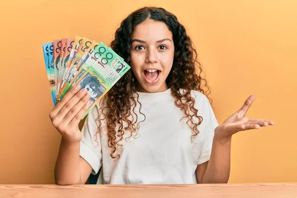 Nastoletnia Latynoska Dziewczyna Trzyma Australijskie Dolary Świętując Osiągnięcie Szczęśliwym Uśmiechem — Zdjęcie stockowe