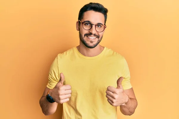 Gündelik Kıyafetler Giyen Gözlük Takan Genç Spanyol Adam Başarıyla Olumlu — Stok fotoğraf