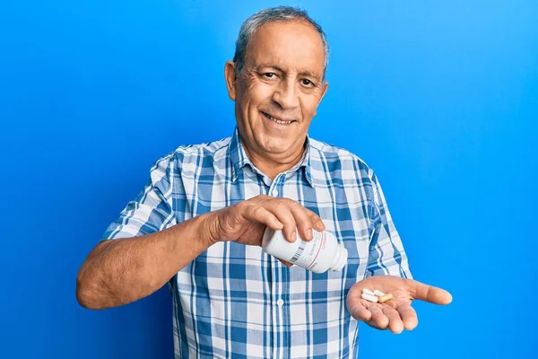 Homem Hispânico Sênior Segurando Pílulas Sorrindo Com Sorriso Feliz Legal — Fotografia de Stock
