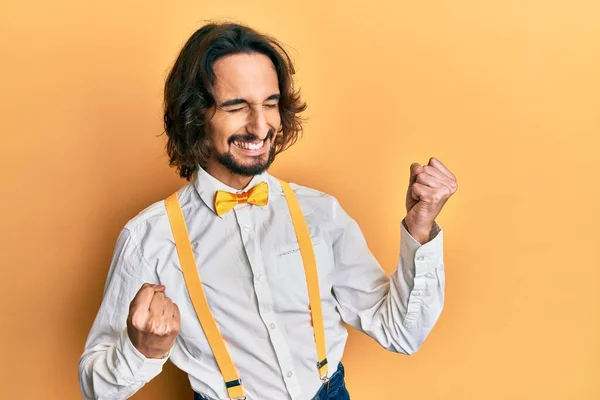 Ung Latinamerikan Man Bär Hipster Elegant Ser Glada För Framgång — Stockfoto