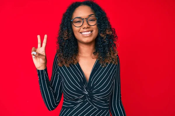 Jovem Afro Americana Vestindo Roupas Casuais Óculos Sorrindo Com Rosto — Fotografia de Stock