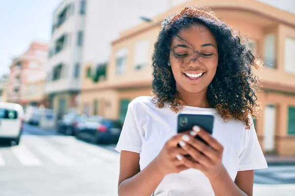 Joven Mujer Afroamericana Con Pelo Rizado Sonriendo Feliz Aire Libre — Foto de Stock