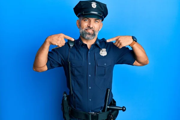 Hombre Guapo Mediana Edad Vistiendo Uniforme Policía Que Mira Confiado —  Fotos de Stock