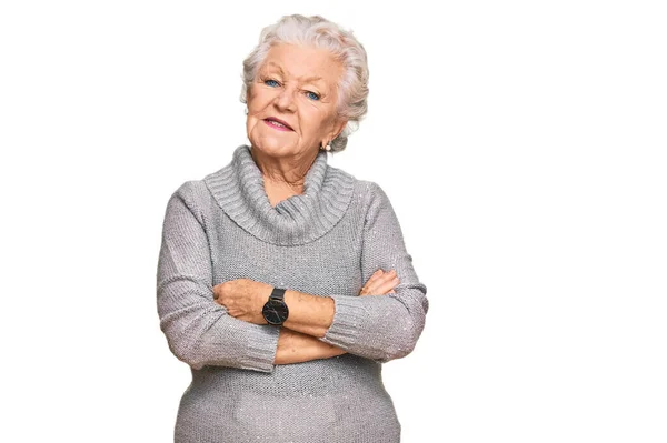 Senior Grijs Harige Vrouw Draagt Casual Winter Trui Vrolijk Gezicht — Stockfoto