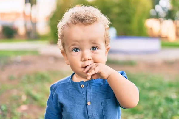 Menino Triste Colocando Dedos Boca Tocando Gengivas Porque Dor Dente — Fotografia de Stock