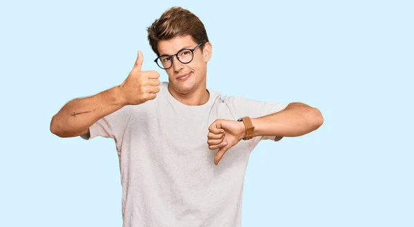 Beau Homme Caucasien Portant Des Vêtements Décontractés Des Lunettes Faire — Photo