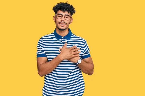 Jovem Árabe Vestindo Roupas Casuais Óculos Sorrindo Com Mãos Peito — Fotografia de Stock