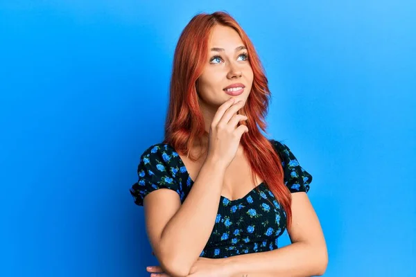 Junge Schöne Rothaarige Frau Lässiger Kleidung Vor Blauem Hintergrund Mit — Stockfoto
